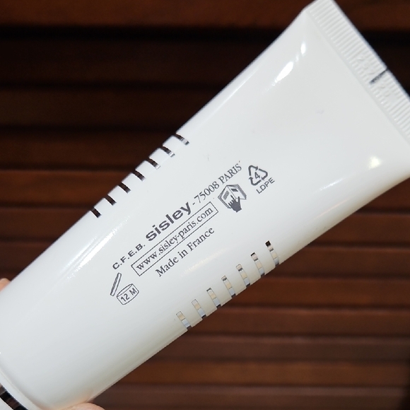 Sisley Mattifying Moisturizer with Tropical Resins - Picture 7 of 11